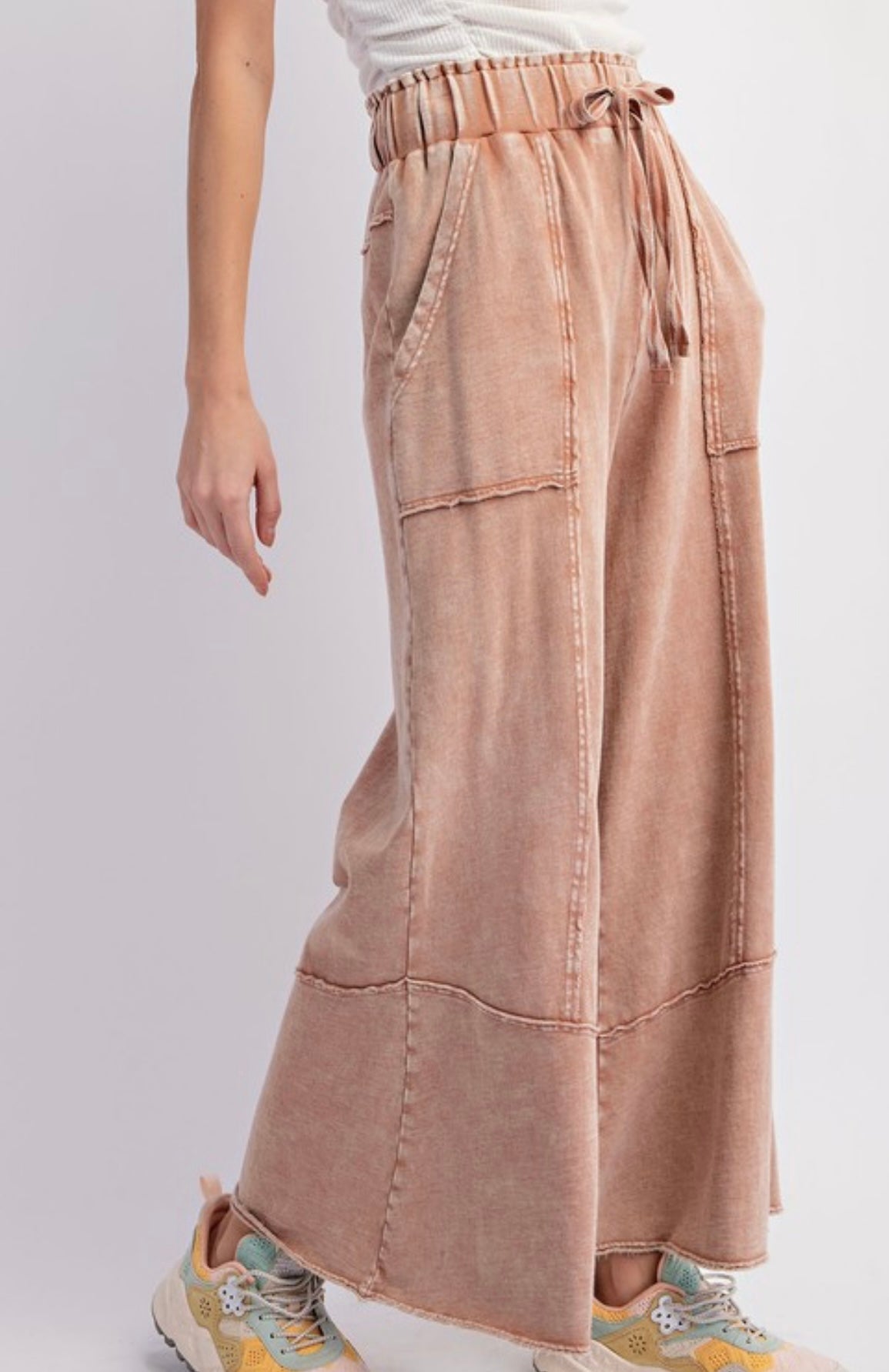 Bukser for kvinner i vid benstil med mineralvasket terrystrikk 1