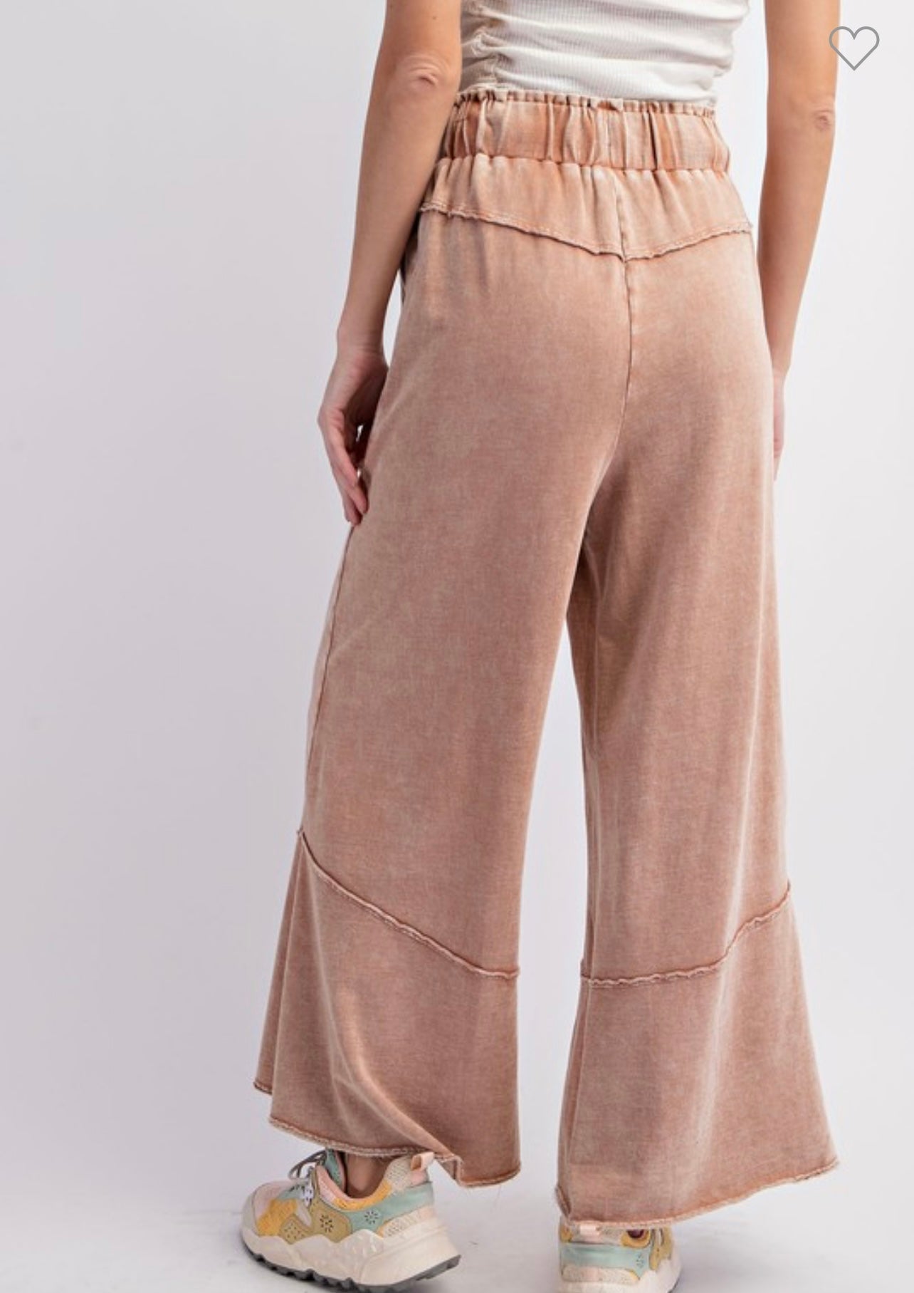 Bukser for kvinner i vid benstil med mineralvasket terrystrikk 2