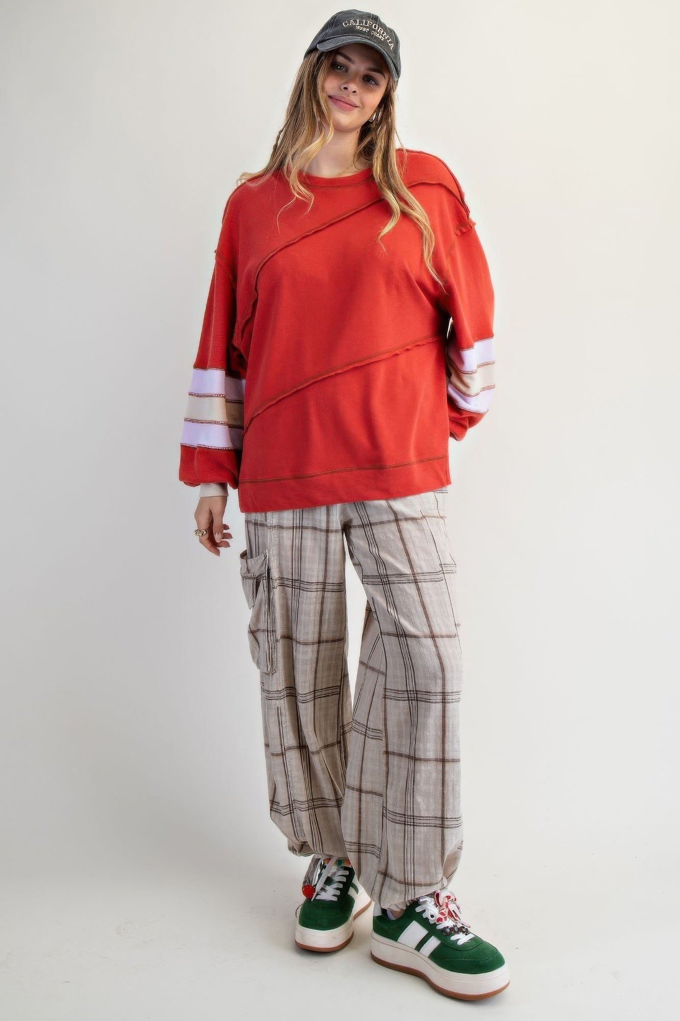 Dame Genser med Fargeblokk og Broderi i Pustende Bomull 1