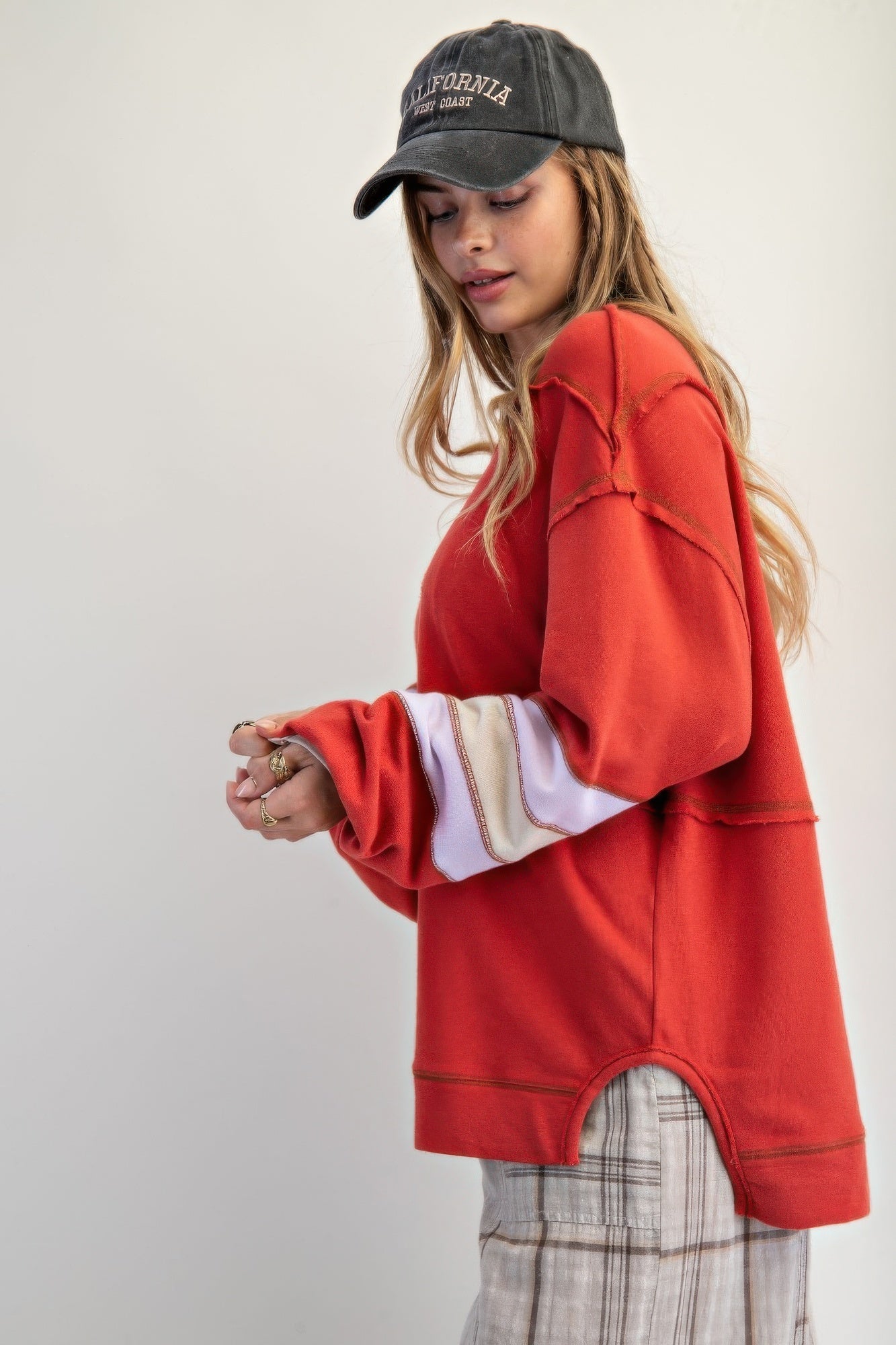 Dame Genser med Fargeblokk og Broderi i Pustende Bomull 3