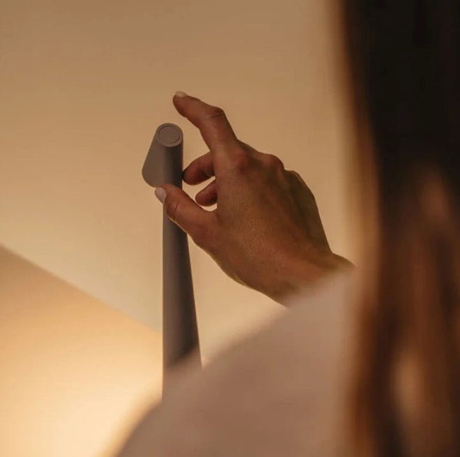 Minimalistisk Skrivebordslampe LED med Berøringsfunksjon og Trådløs Design 2