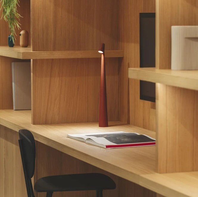 Minimalistisk Skrivebordslampe LED med Berøringsfunksjon og Trådløs Design 4