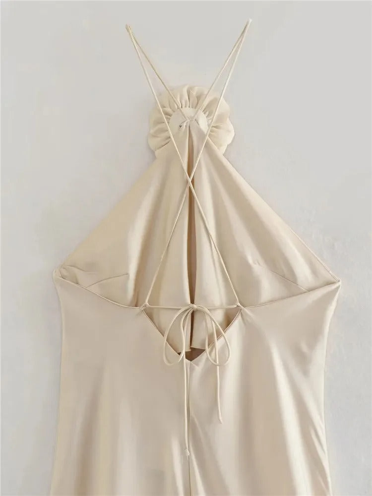 Lang kjole i sateng off-shoulder for kvinner