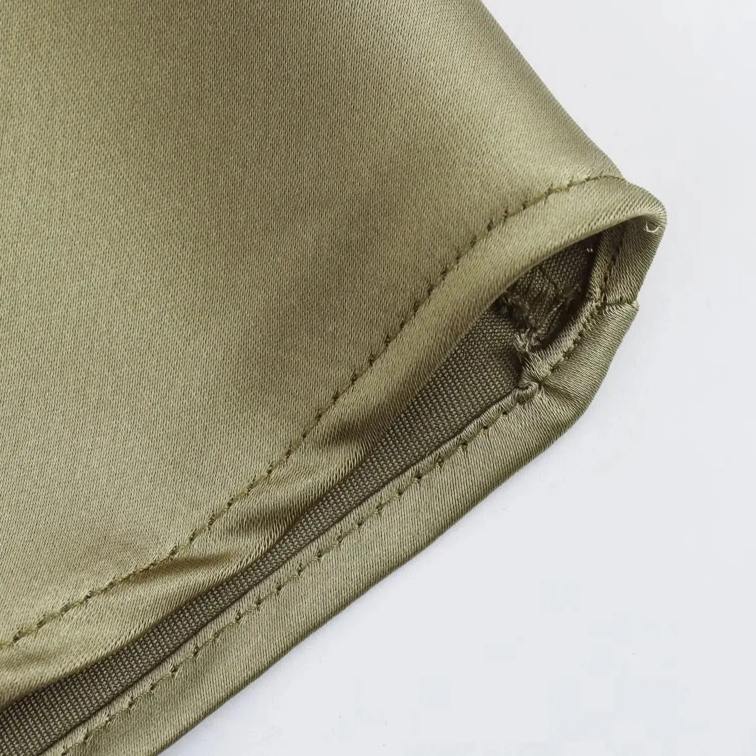 Midikjole i sateng for kvinner