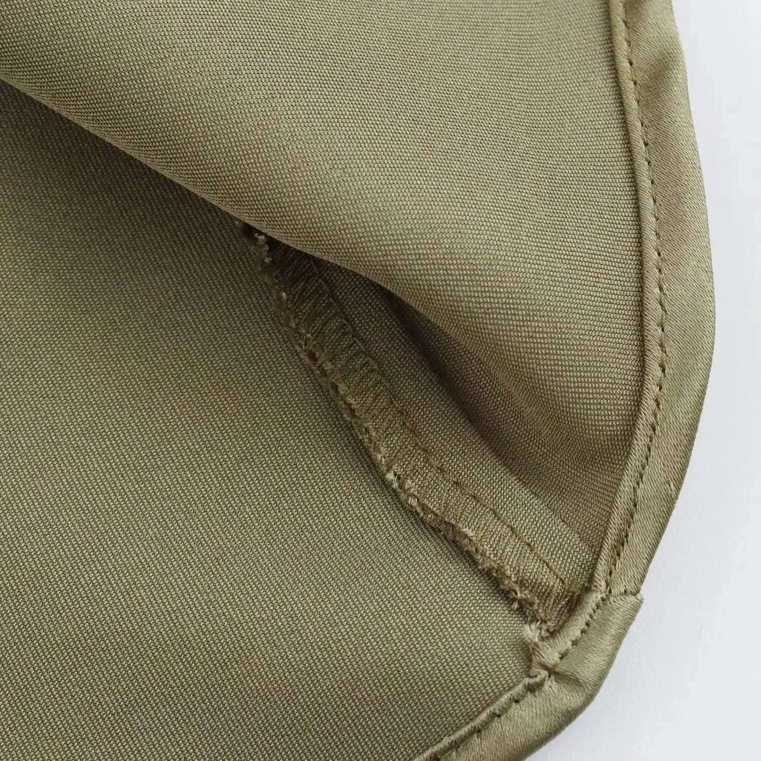 Midikjole i sateng for kvinner