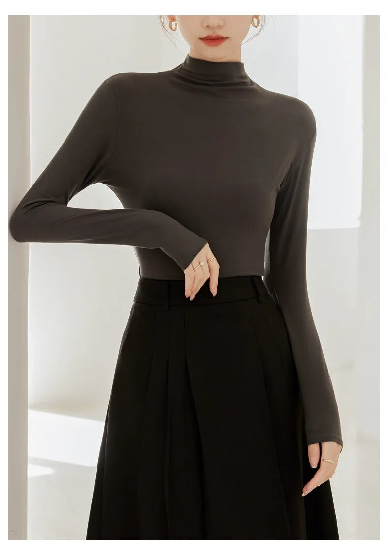 Langermet T-skjorte med høy krage for kvinner