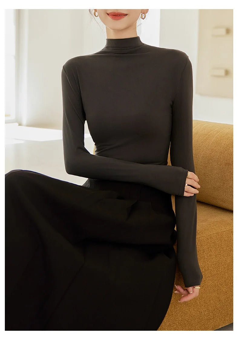 Langermet T-skjorte med høy krage for kvinner