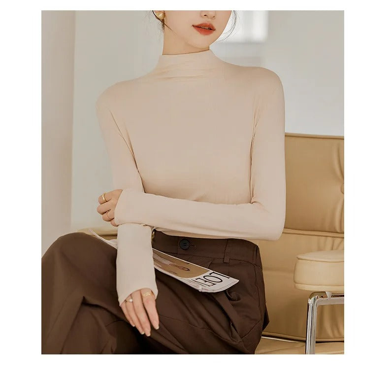Langermet T-skjorte med høy krage for kvinner
