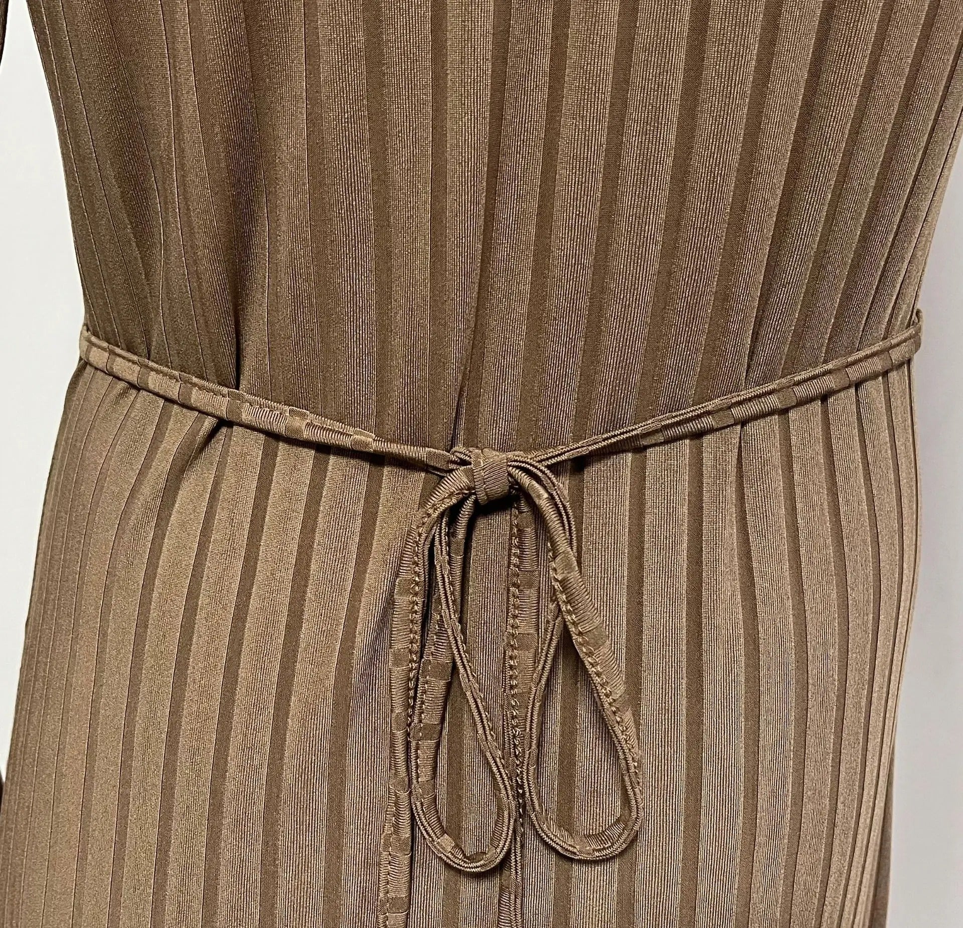 Klassisk løs strikket kjole for kvinner