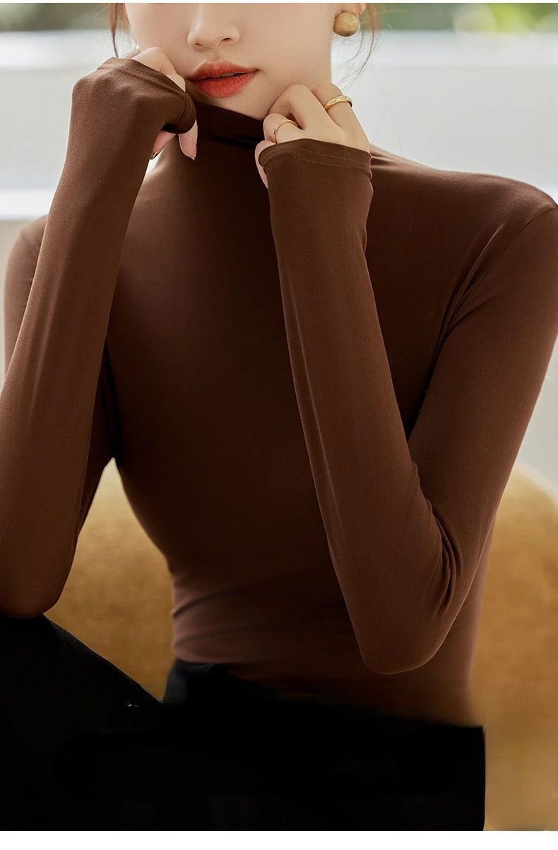 Langermet T-skjorte med høy krage for kvinner