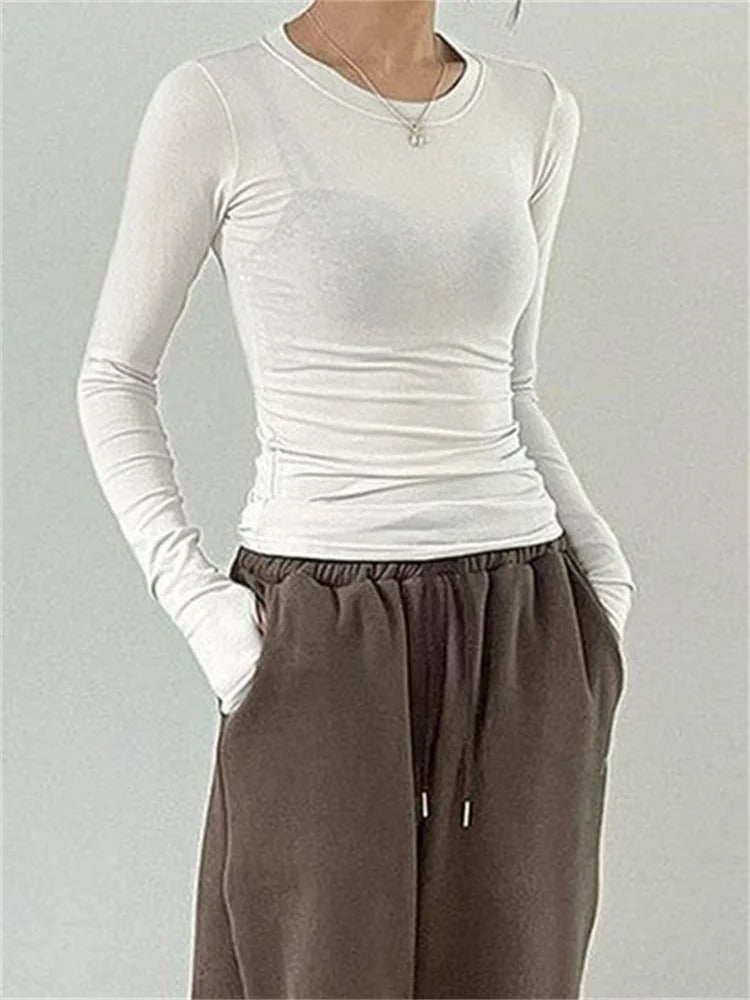 Smaltsittende topper med rund hals for kvinner