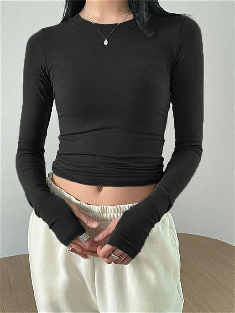 Smaltsittende topper med rund hals for kvinner