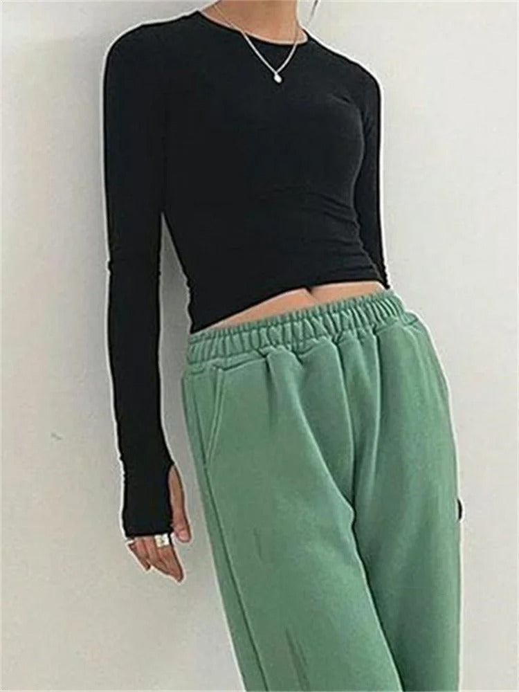 Smaltsittende topper med rund hals for kvinner