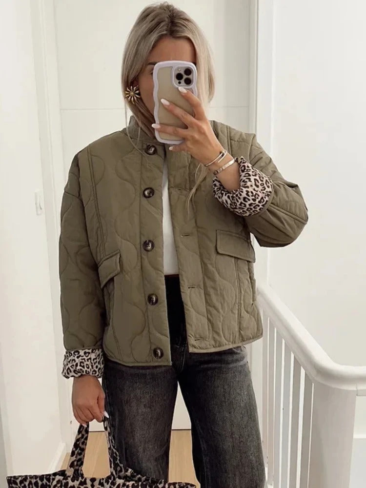 Polstret jakke med frontlomme for kvinner