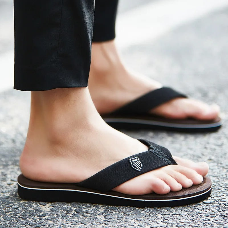 Sklisikre strandflipflops for menn