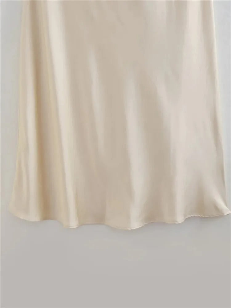 Lang kjole i sateng off-shoulder for kvinner