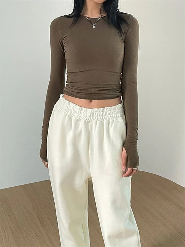 Smaltsittende topper med rund hals for kvinner