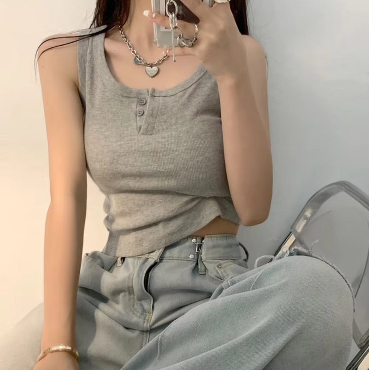 Ribbestrikket nedknappet tanktop for kvinner